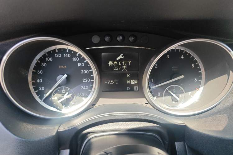 Used Mercedes-Benz R-Class 2017 R 320 4MATIC Business Edition Prestige Model Instrument Cluster