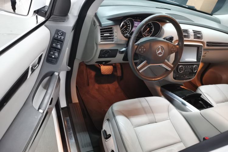 Used Mercedes-Benz R-Class 2017 R 320 4MATIC Business Edition Prestige Model Interior 3