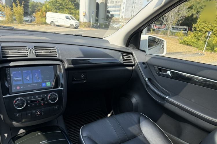 Used Mercedes-Benz R-Class 2017 R 320 4MATIC Business Edition Prestige Model Interior 4