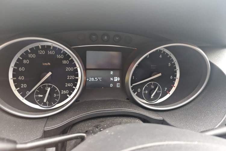 Used Mercedes-Benz R-Class 2017 R 320 4MATIC Business Edition Prestige Model Odometer Close Up