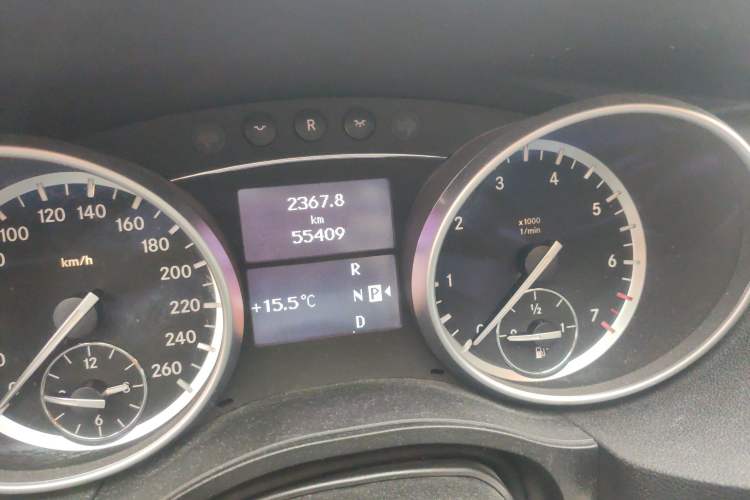 Used Mercedes-Benz R-Class 2017 R 320 4MATIC Business Edition Prestige Model Odometer Close Up