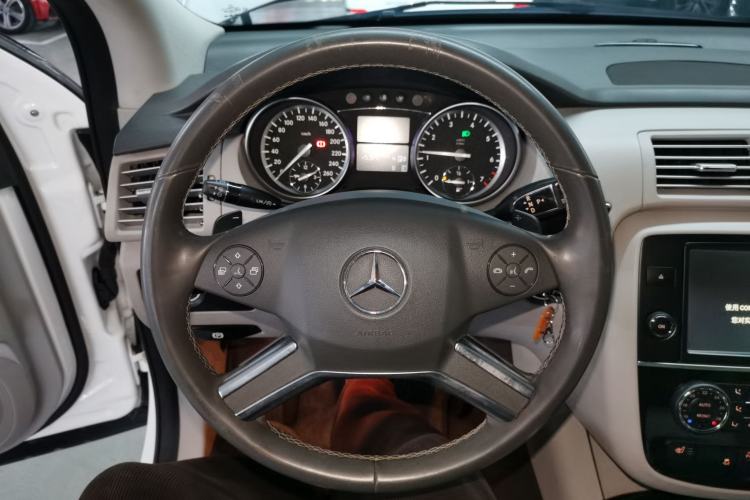 Used Mercedes-Benz R-Class 2017 R 320 4MATIC Business Edition Prestige Model Steering Wheel