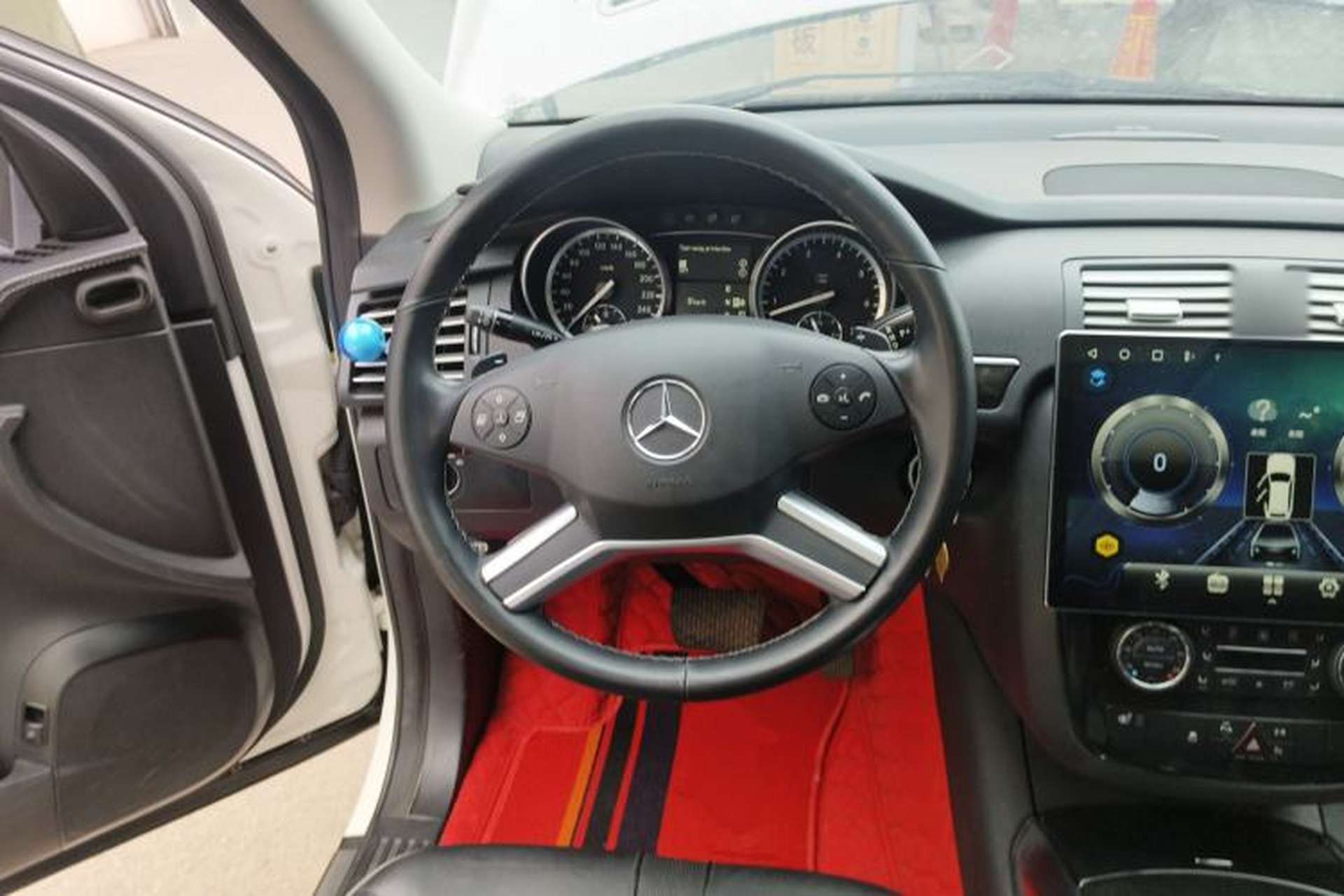 Used Mercedes-Benz R-Class 2017 R 400 4MATIC Exclusive Edition Steering Wheel