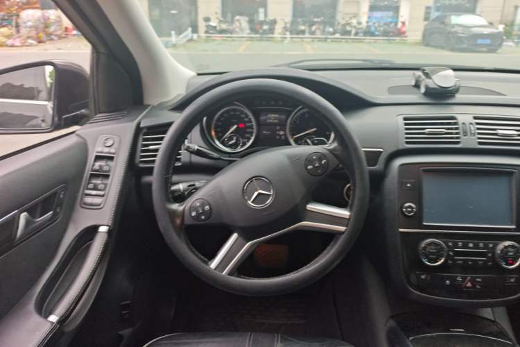 Used Mercedes-Benz R-Class 2017 R 320 4MATIC Business Edition Prestige Model Steering Wheel