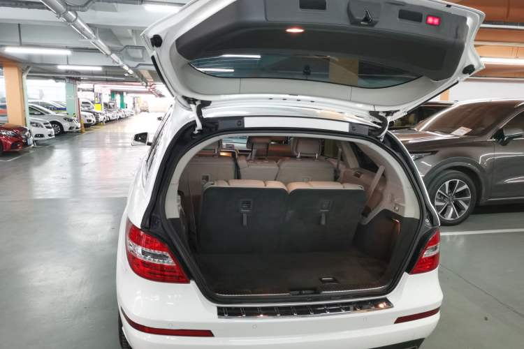Used Mercedes-Benz R-Class 2017 R 320 4MATIC Business Edition Prestige Model Trunk