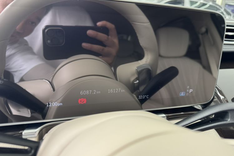 Used Mercedes-Benz S-Class 2021 S 450 L Odometer Close Up
