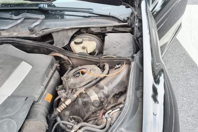 Used Mercedes-Benz S-Class 2004 S 500 Engine Bay Left