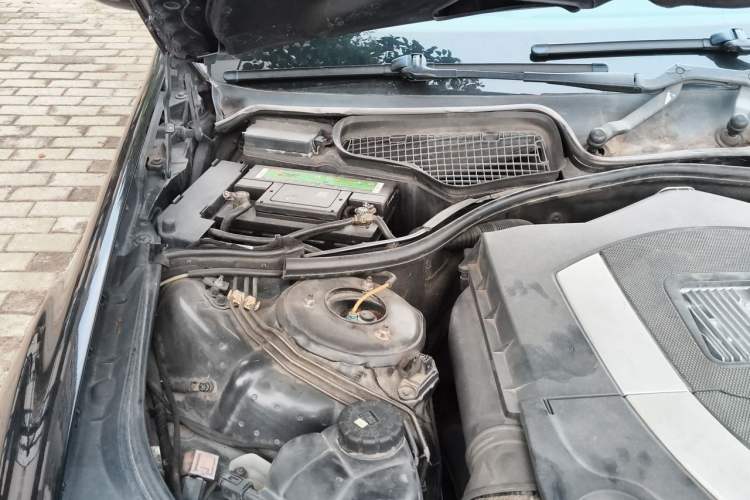 Used Mercedes-Benz S-Class 2004 S 500 Engine Bay Right