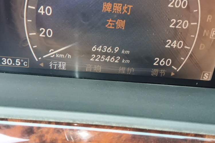Used Mercedes-Benz S-Class 2004 S 500 Odometer Close Up