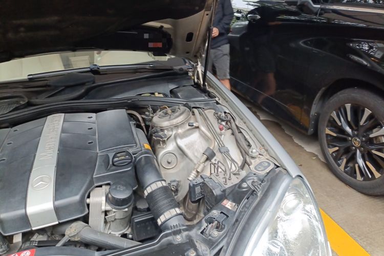 Used Mercedes-Benz S-Class 2004 S 350 Engine Bay Left