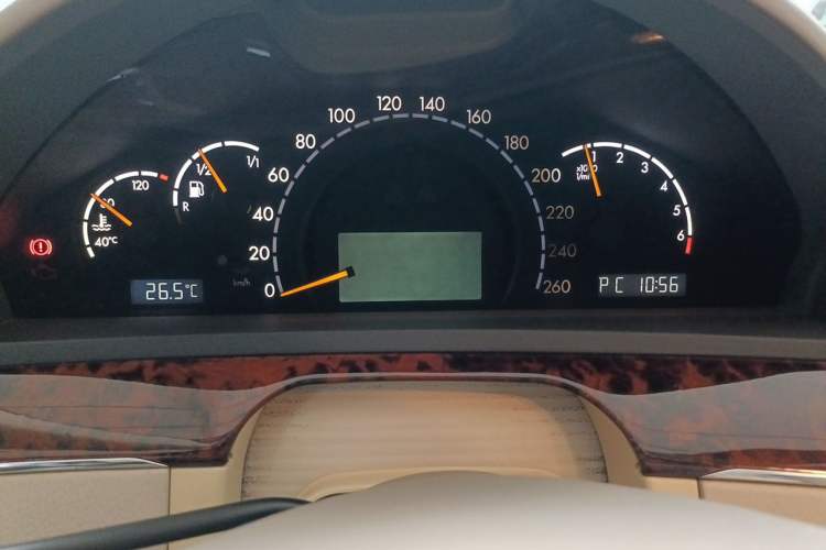 Used Mercedes-Benz S-Class 2004 S 350 Odometer Close Up