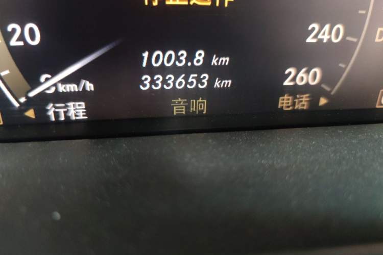 Used Mercedes-Benz S-Class 2004 S 500 Odometer Close Up