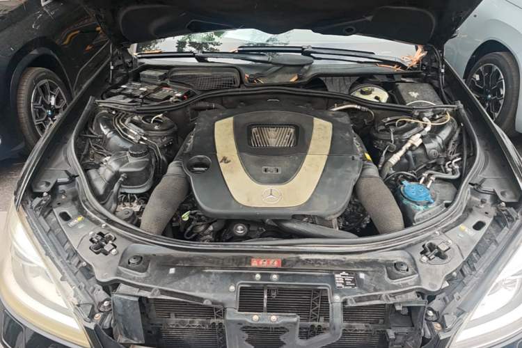 Used Mercedes-Benz S-Class 2006 S 300 Engine Bay