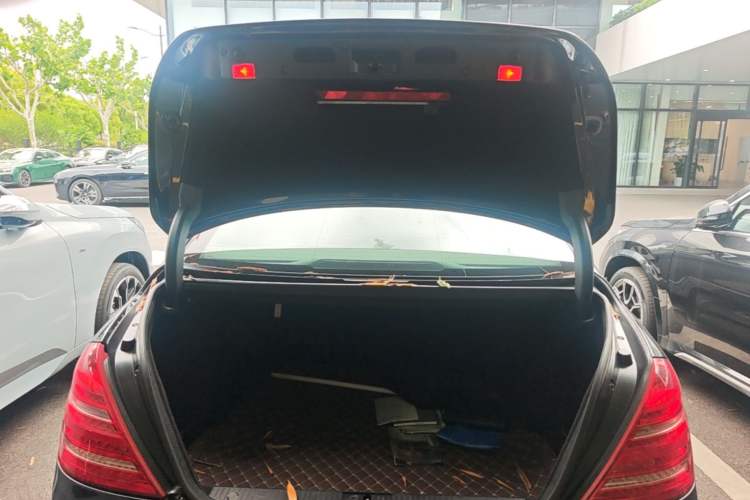 Used Mercedes-Benz S-Class 2006 S 300 Trunk