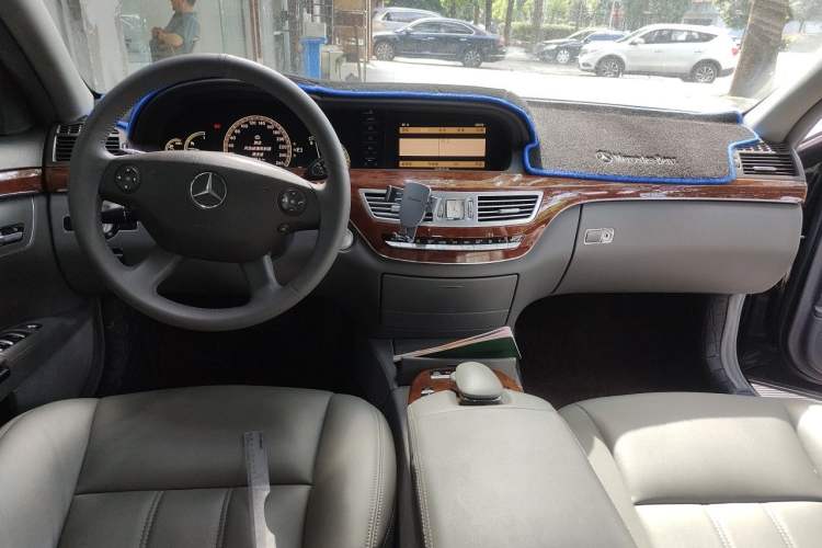 Used Mercedes-Benz S-Class 2008 S 300 L Business Model Center Console