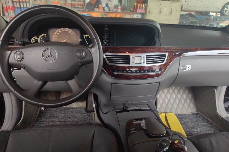 Used Mercedes-Benz S-Class 2008 S 300 L Luxury Model Center Console
