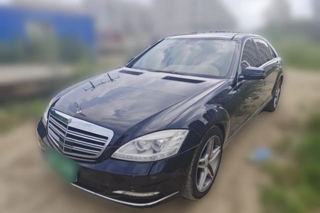 Gebrauchter Mercedes-Benz S-Class Mercedes-Benz S300, registered in 2008, automatic transmission, 3.0-liter gasoline engine, five seats, with a sunroof.