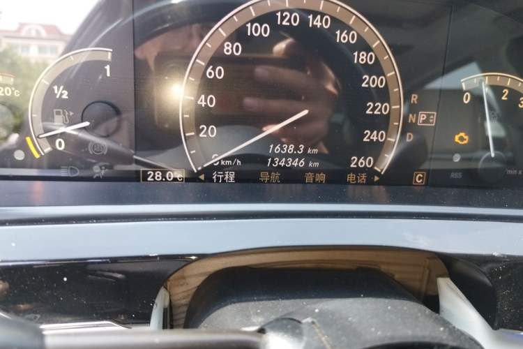 Used Mercedes-Benz S-Class 2008 S 300 L Business Model Odometer Close Up