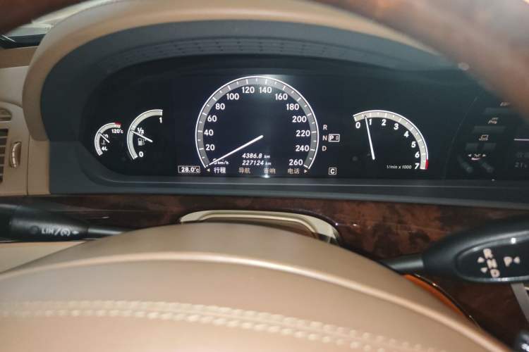 Used Mercedes-Benz S-Class 2008 S 500 L Odometer Close Up