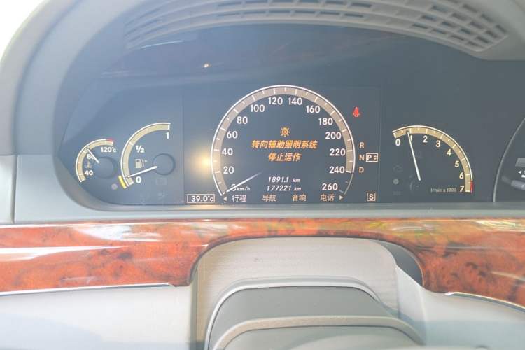 Used Mercedes-Benz S-Class 2008 S 500 L Odometer Close Up