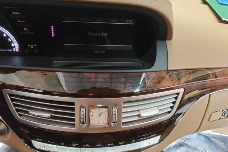 Used Mercedes-Benz S-Class 2010 S 400 L HYBRID Audio And AC Panel