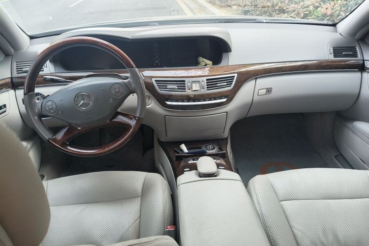 Used Mercedes-Benz S-Class 2010 S 300 L Luxury Model Center Console
