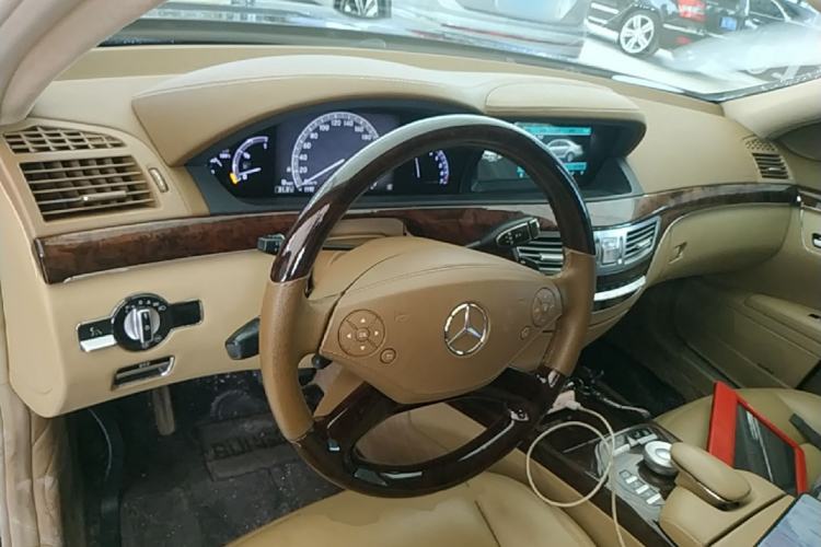 Used Mercedes-Benz S-Class 2010 S 350 L Luxury Model Center Console