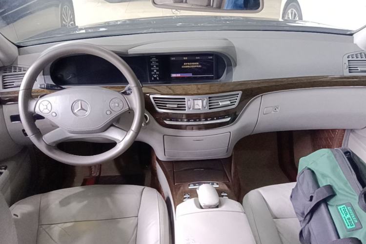 Used Mercedes-Benz S-Class 2010 S 300 L Business Model Center Console