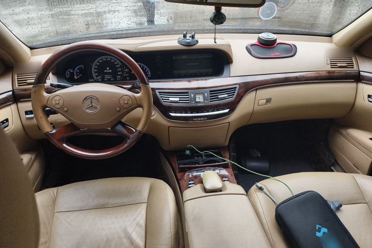 Used Mercedes-Benz S-Class 2010 S 400 L HYBRID Center Console