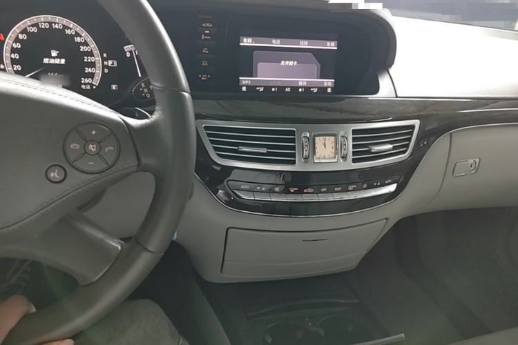 Used Mercedes-Benz S-Class 2010 S 300 L Business Model Center Console