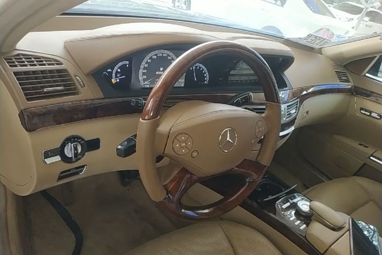 Used Mercedes-Benz S-Class 2010 S 400 L HYBRID Center Console