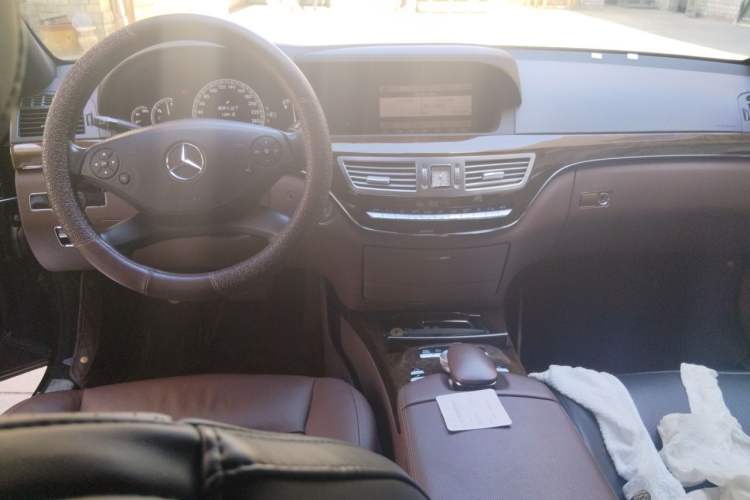 Used Mercedes-Benz S-Class 2010 S 300 L Luxury Model Center Console