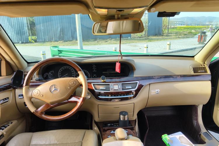 Used Mercedes-Benz S-Class 2010 S 400 L HYBRID Center Console