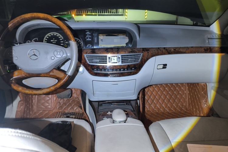 Used Mercedes-Benz S-Class 2010 S 400 L HYBRID Center Console