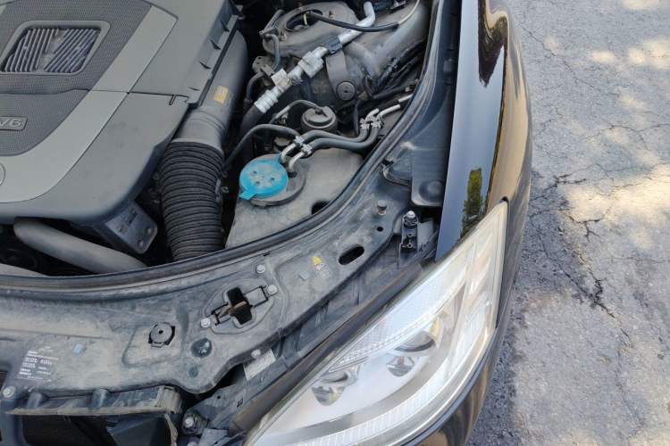 Used Mercedes-Benz S-Class 2010 S 300 L Luxury Model Engine Bay Left