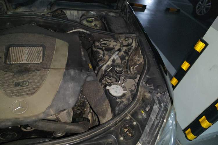Used Mercedes-Benz S-Class 2010 S 300 L Luxury Model Engine Bay Left