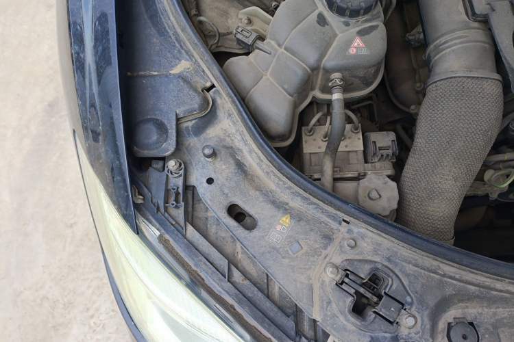 Used Mercedes-Benz S-Class 2010 S 300 L Luxury Model Engine Bay Right