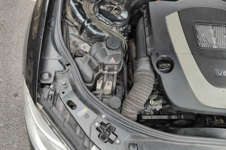 Used Mercedes-Benz S-Class 2010 S 400 L HYBRID Engine Bay Right