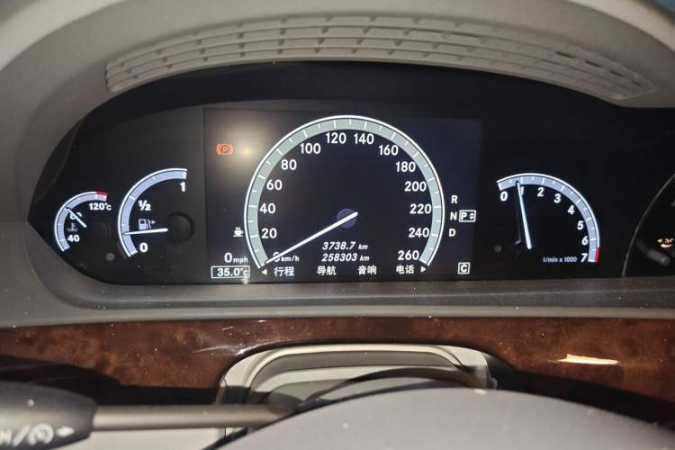 Used Mercedes-Benz S-Class 2010 S 350 L Luxury Model Odometer Close Up