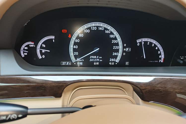 Used Mercedes-Benz S-Class 2010 S 300 L Business Model Odometer Close Up