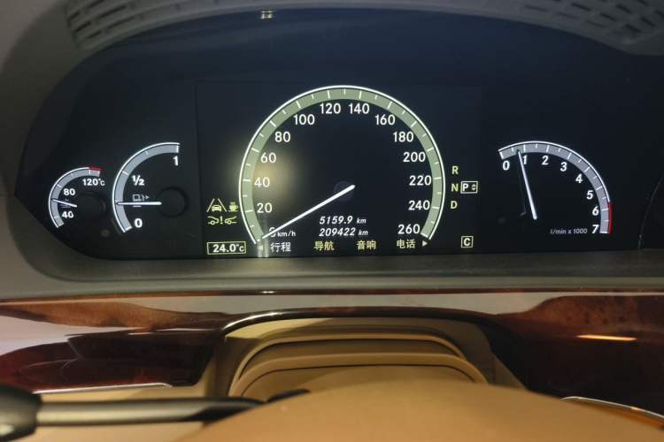 Used Mercedes-Benz S-Class 2010 S 600 L Odometer Close Up