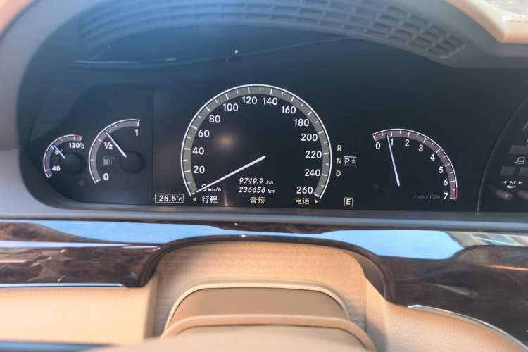 Used Mercedes-Benz S-Class 2010 S 300 L Business Model Odometer Close Up