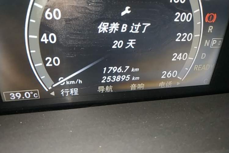 Used Mercedes-Benz S-Class 2010 S 400 L HYBRID Odometer Close Up