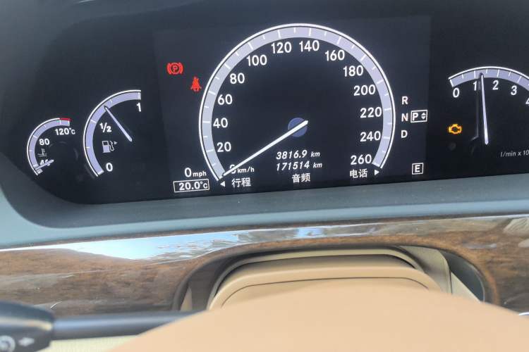 Used Mercedes-Benz S-Class 2010 S 300 L Business Model Odometer Close Up