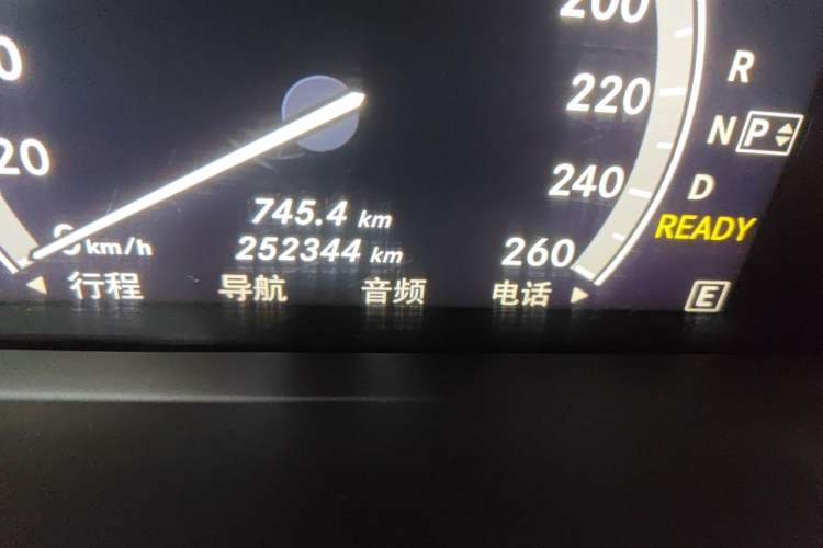 Used Mercedes-Benz S-Class 2010 S 400 L HYBRID Odometer Close Up