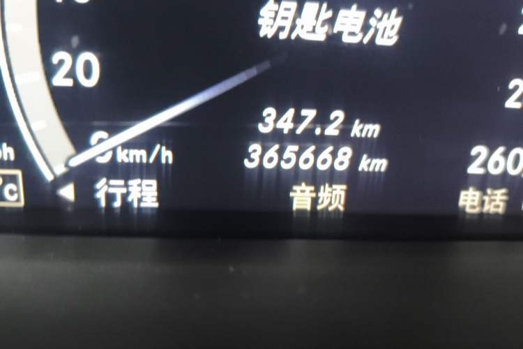 Used Mercedes-Benz S-Class 2010 S 300 L Business Model Odometer Close Up