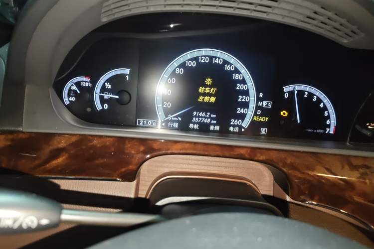 Used Mercedes-Benz S-Class 2010 S 400 L HYBRID Odometer Close Up