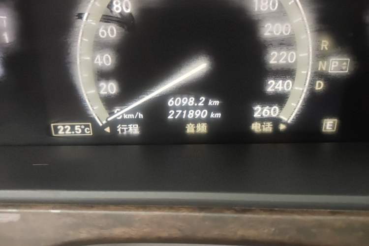 Used Mercedes-Benz S-Class 2010 S 300 L Business Model Odometer Close Up