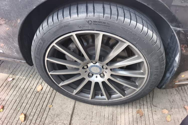 Used Mercedes-Benz S-Class 2010 S 500 L 4MATIC Right Front Wheel Hub