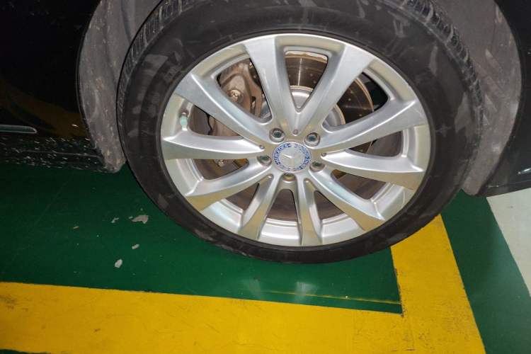 Used Mercedes-Benz S-Class 2010 S 300 L Luxury Model Right Front Wheel Hub